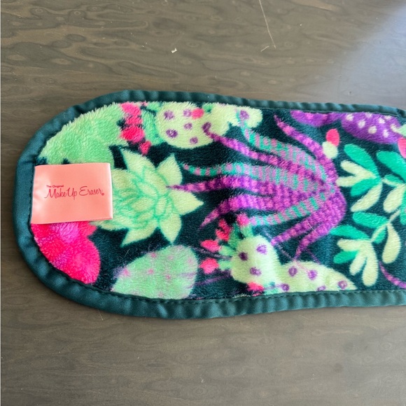 Floral Patterned Makeup Eraser - Picture 3 of 4